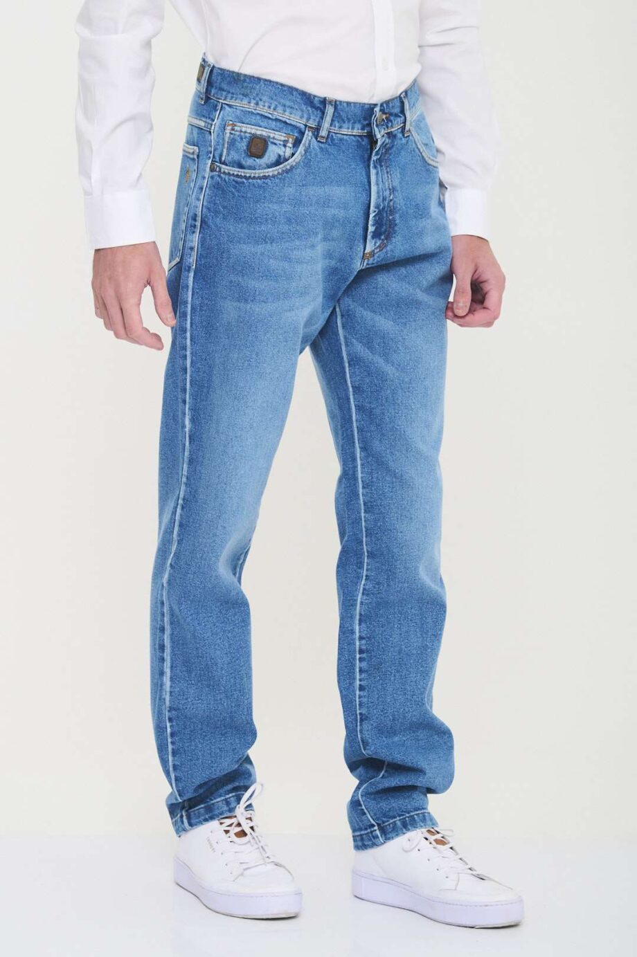 Jean regular fit cepillado con bigotes