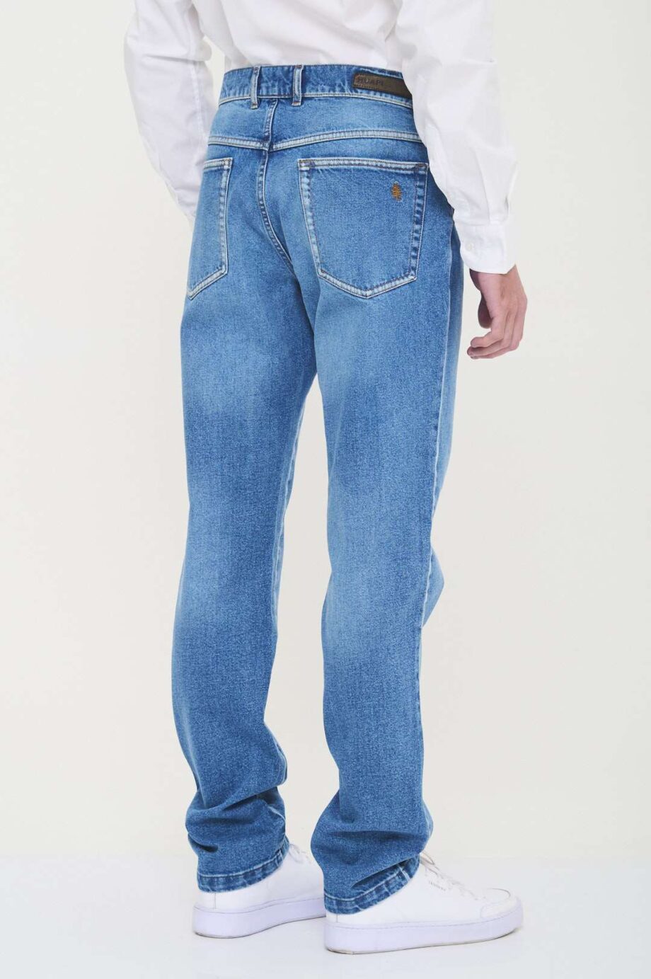 Jean regular fit cepillado con bigotes