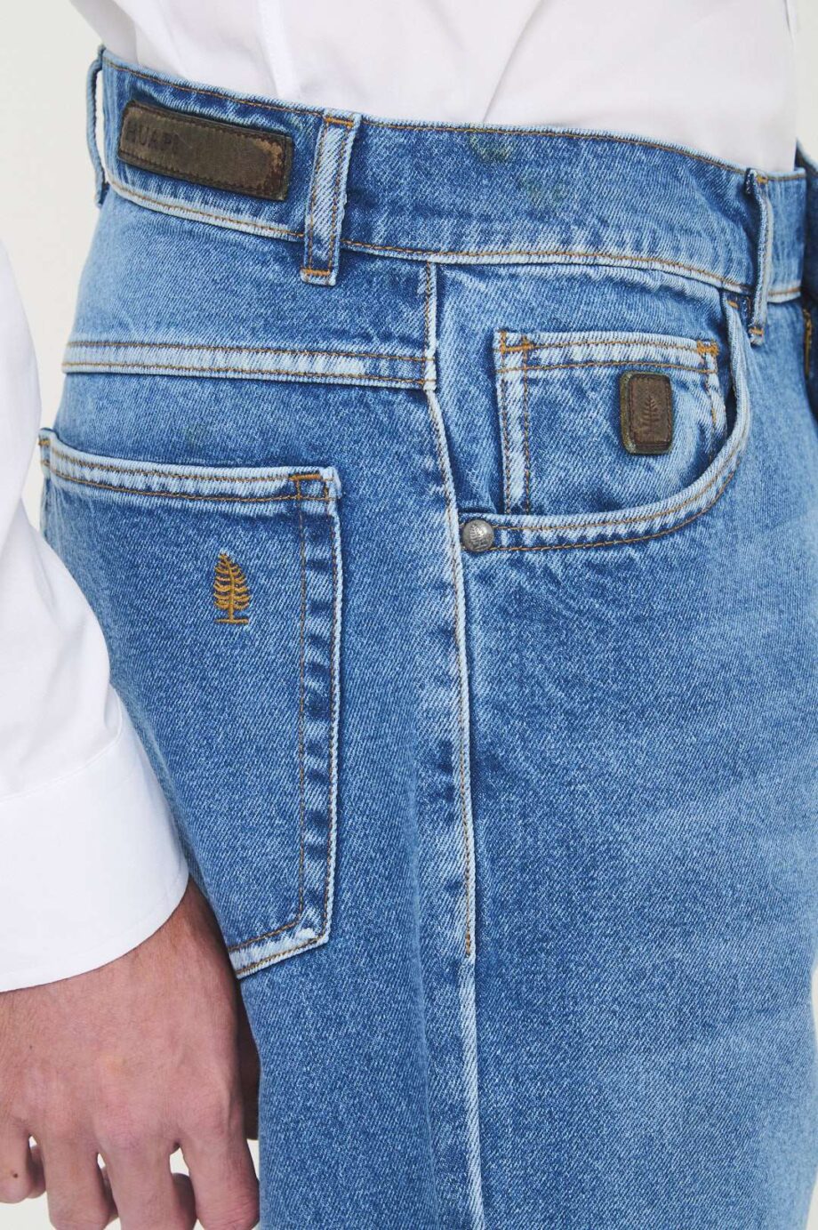 Jean regular fit cepillado con bigotes