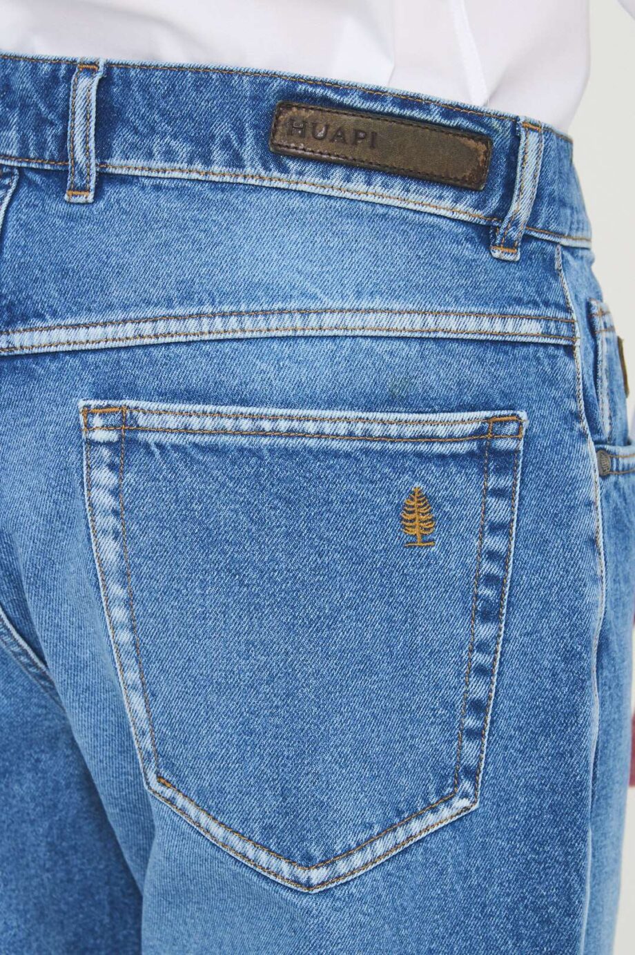 Jean regular fit cepillado con bigotes