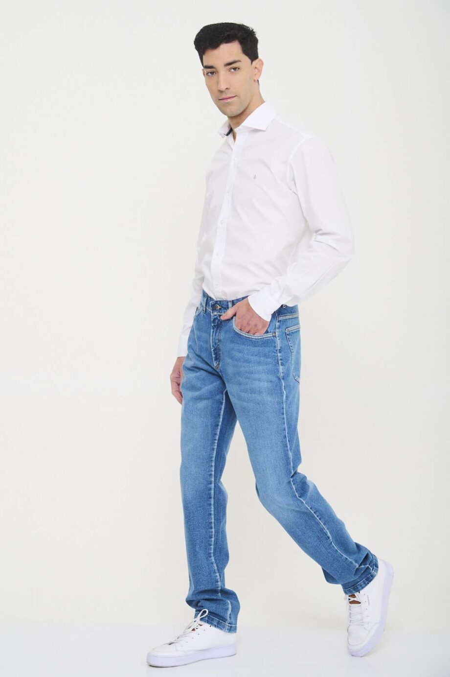 Jean regular fit cepillado con bigotes